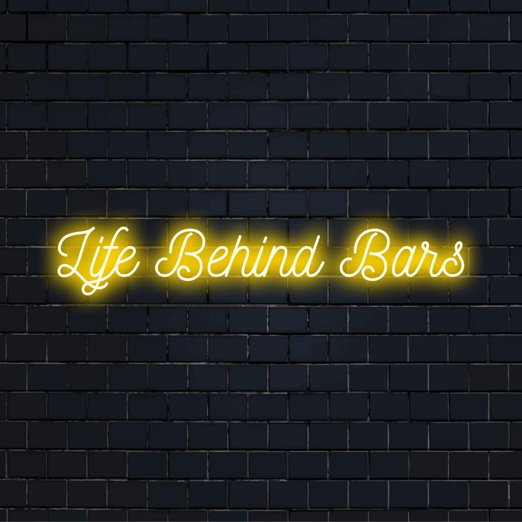 Placa de LED neon personalizada com os dizeres "Life Behind Bars", perfeita para decoração pessoal ou de bar, que mistura humor lúdico com elegância neon.
