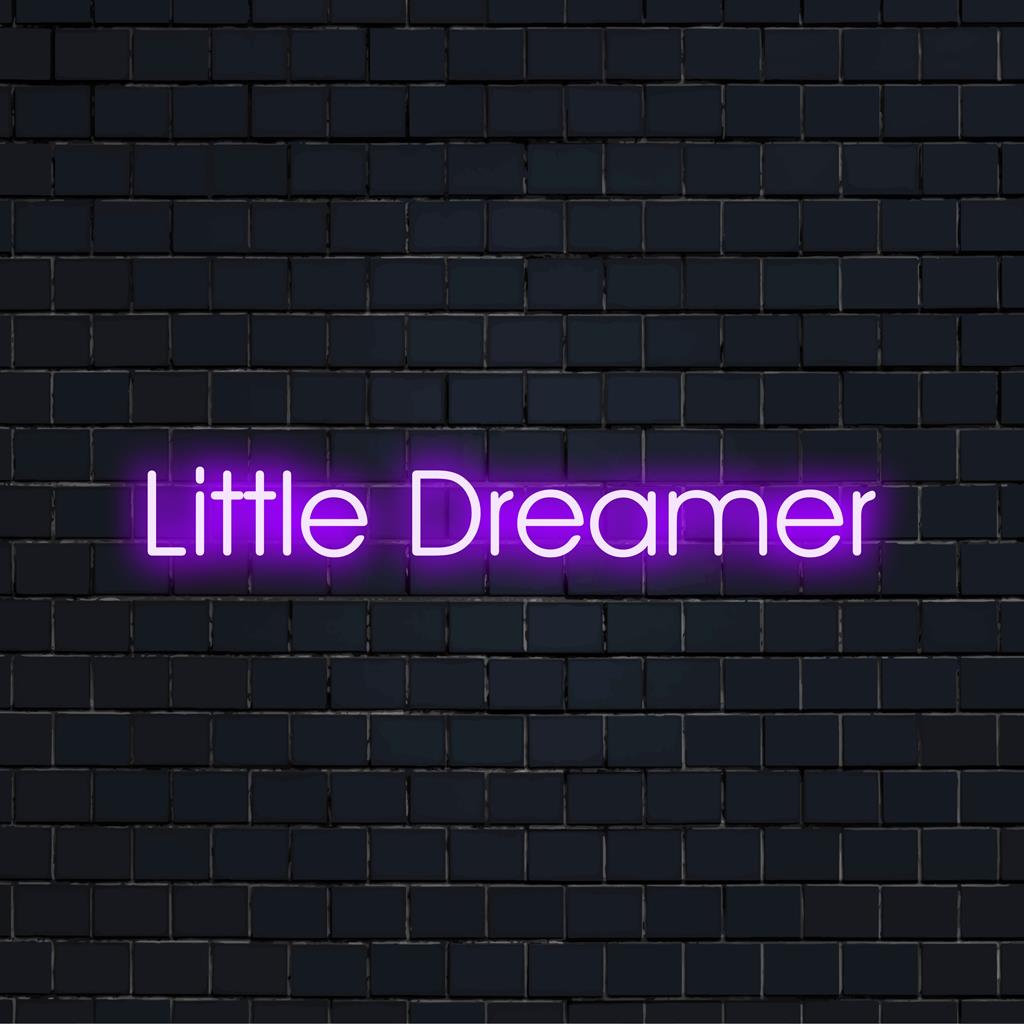 Placa de neon LED brilhando com Little Dreamer, exibindo arte neon vívida, perfeita para decoração de parede criativa e personalizada.