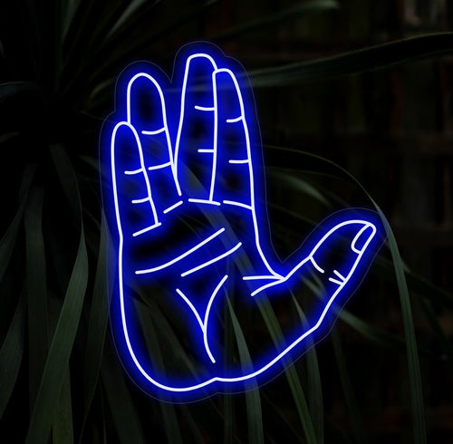 "Vida longa e próspera, letreiro de neon com a Saudação Vulcana" é uma adição cósmica e inspiradora para espaços que buscam um toque de sabedoria da ficção científica. Ilumine com vibrações intergalácticas!