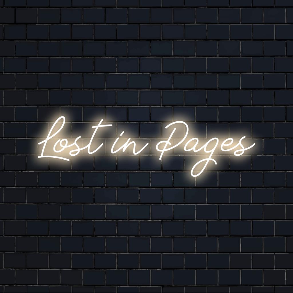Placa de LED neon personalizada com a frase Lost In Pages, perfeita para adicionar um brilho de inspiração literária a qualquer espaço.