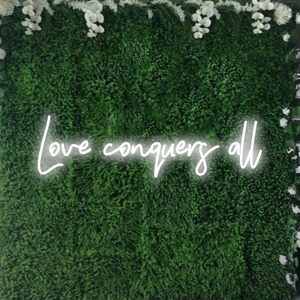 Love Conquers All brilhando em tons neon vibrantes, ideal como placa de arte neon LED personalizada para decoração de casa ou empresa.