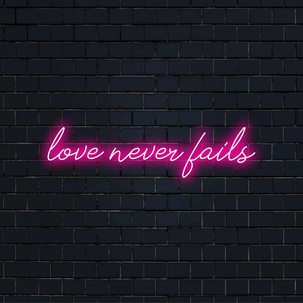Placa de neon LED personalizada com a frase Love Never Fails, perfeita para decoração exclusiva de casa ou arte de parede neon personalizada.