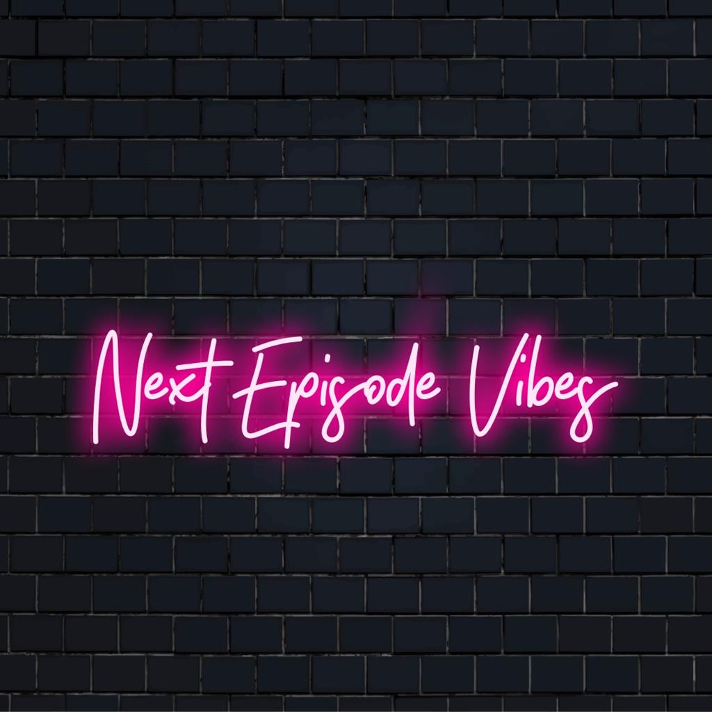 Placa de neon LED personalizada com as palavras ���Next Episode Vibes��� em cores neon vibrantes, perfeita para decoração de parede moderna.