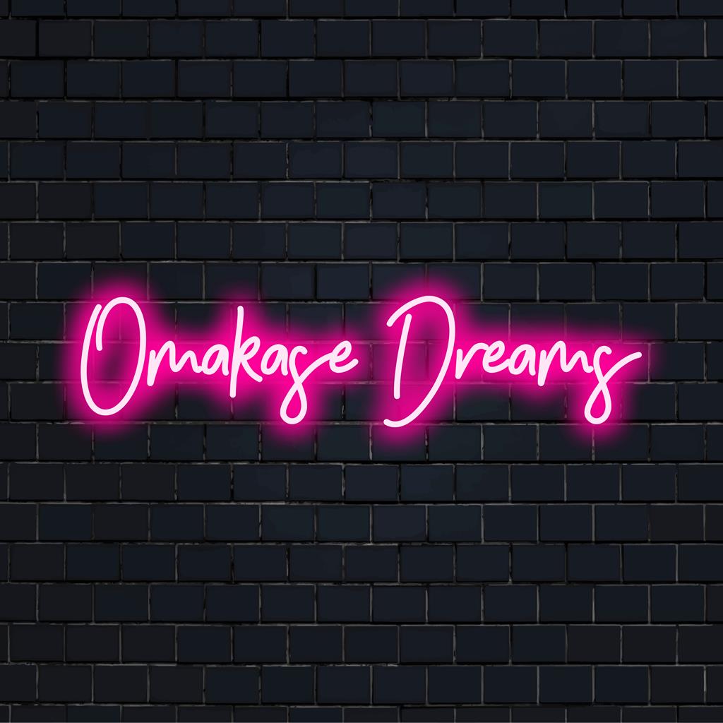 Letreiro de LED neon vibrante Omakase Dreams, uma peça feita sob medida que adiciona um brilho elegante a qualquer espaço com um design artístico exclusivo.