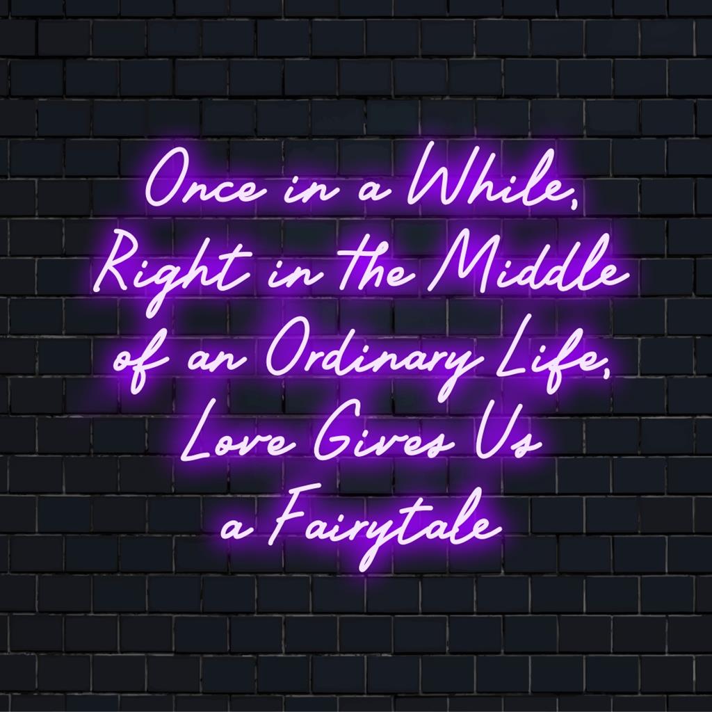 Placa de neon LED feita à mão com a citação Once In A While...Love Gives Us A Fairytale em uma escrita elegante; decoração de parede neon perfeita.