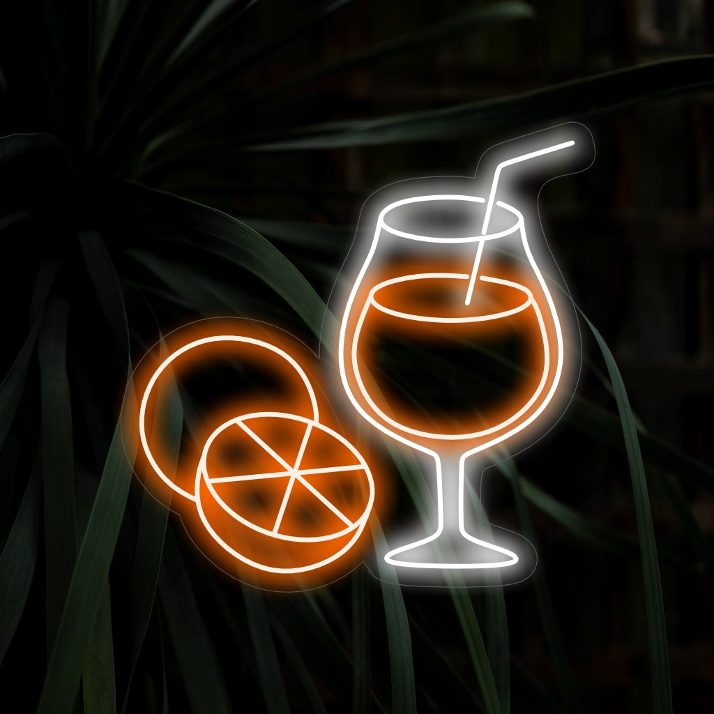 "Placa de Neon em Vidro com Suco de Laranja" é uma adição vibrante e refrescante, perfeita para espaços que celebram o sabor cítrico do suco de laranja. Ilumine com um toque cítrico!