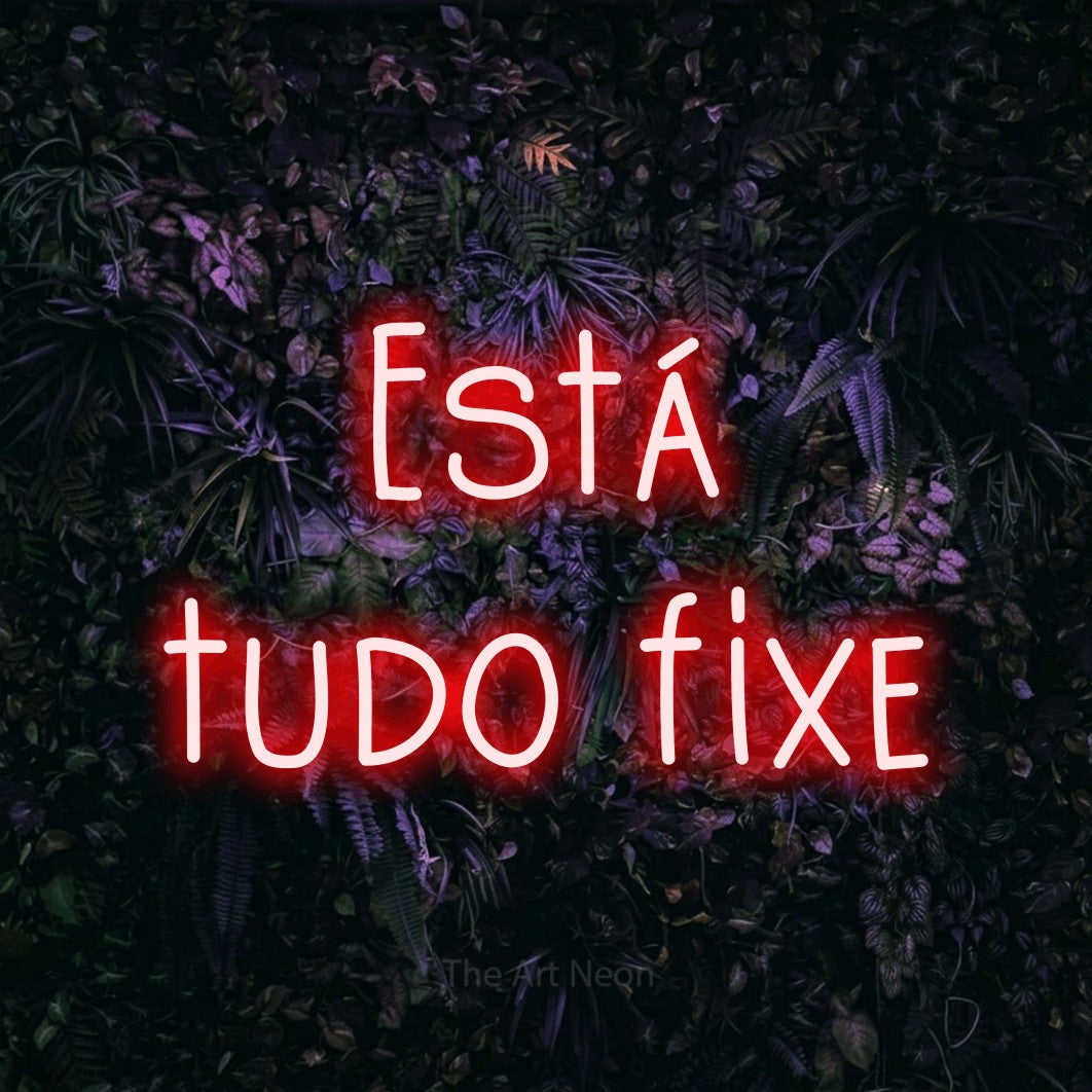 LED neon sign reading “Está tudo fixe”, arranged in 2 lines.