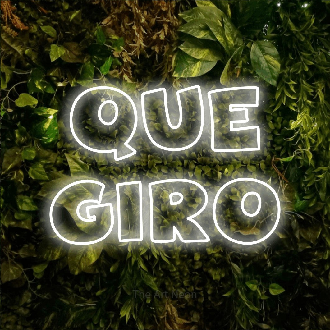 LED neon sign reading “Que Giro”, arranged in 2 lines.