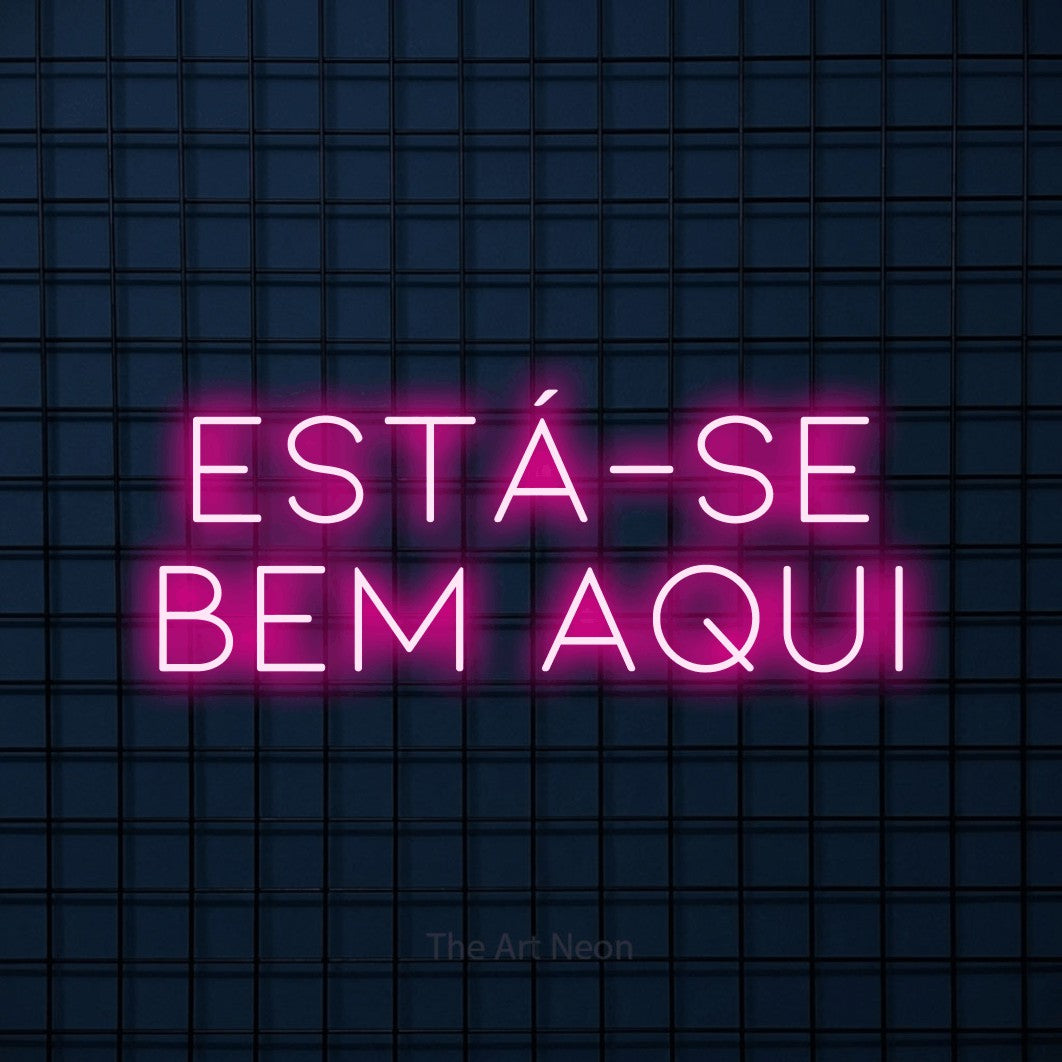LED neon sign reading “ESTÁ-SE BEM AQUI”, arranged in 2 lines.