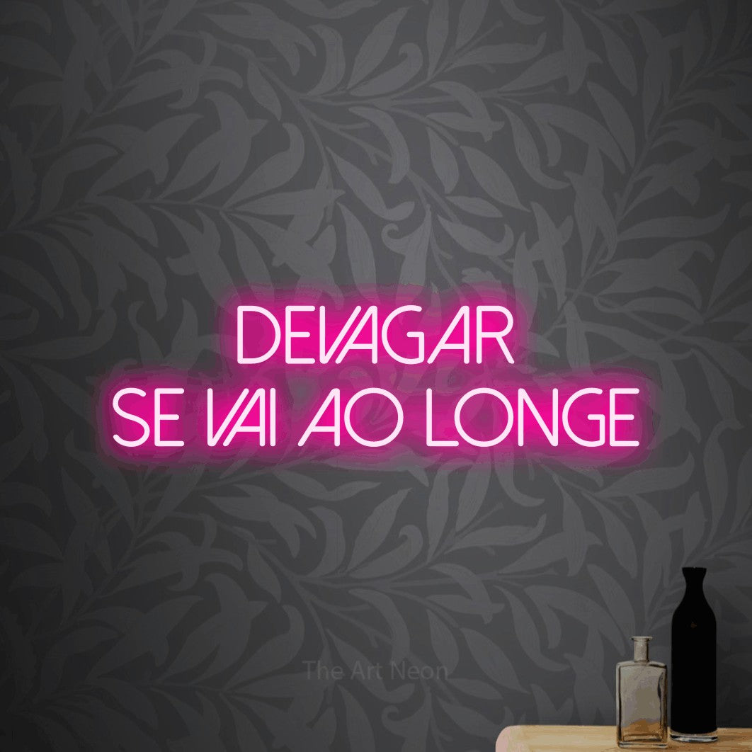 LED neon sign reading “DEVAGAR se vai ao longe”, arranged in 2 lines.