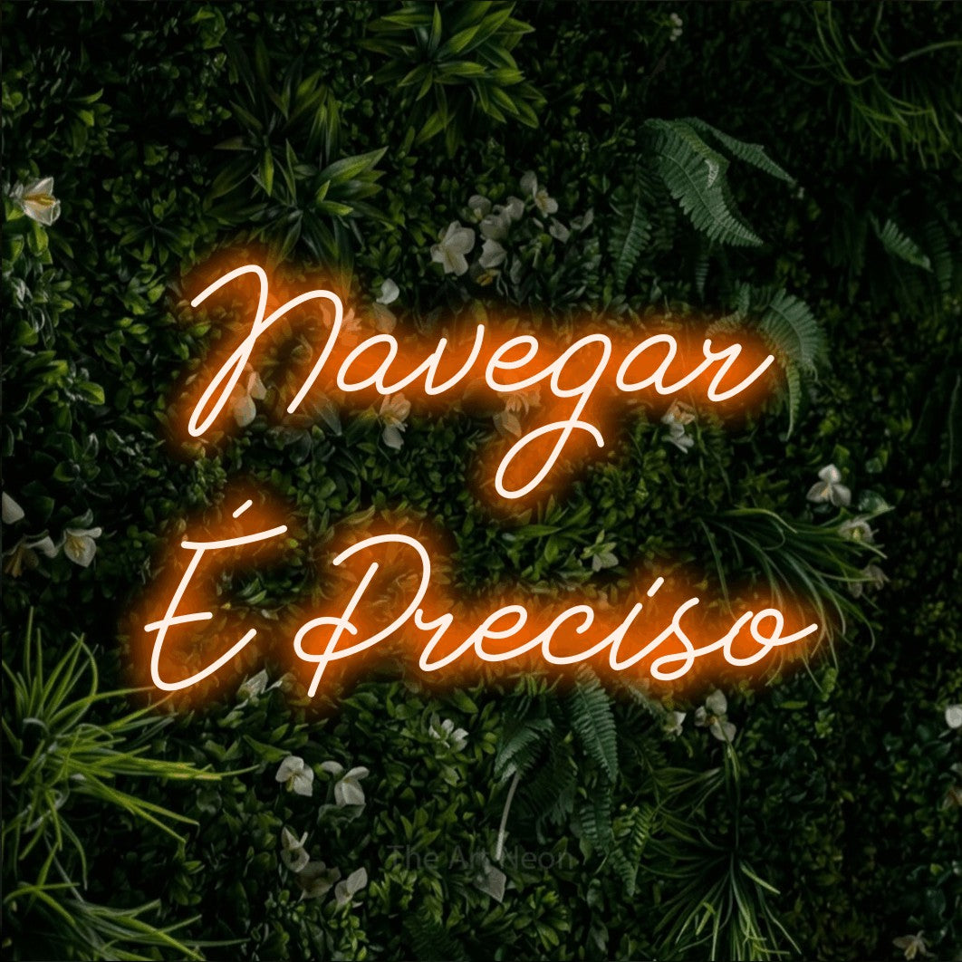 LED neon sign reading “Navegar É Preciso”, arranged in 2 lines.