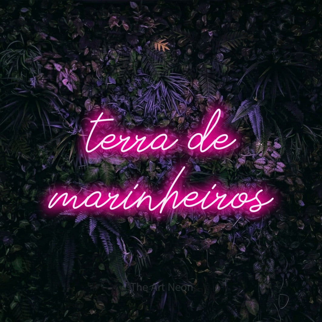 LED neon sign reading “terra de marinheiros”, arranged in 2 lines.