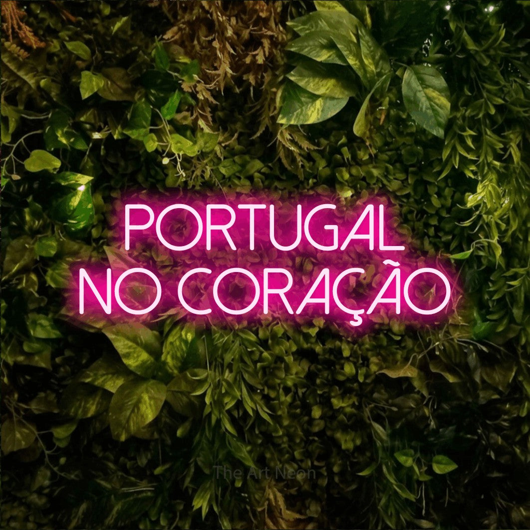 LED neon sign reading “portugal no coração”, arranged in 2 lines.