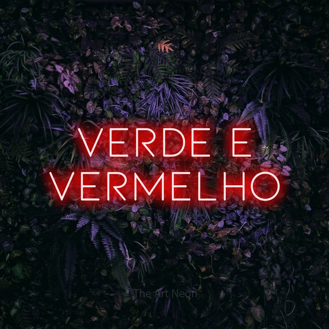 LED neon sign reading “VERDE E VERMELHO”, arranged in 2 lines.