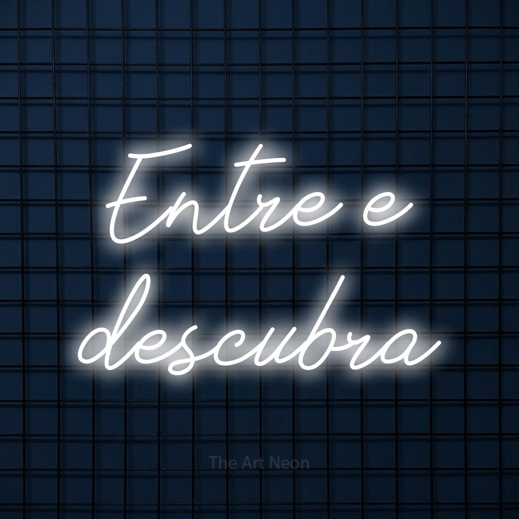 LED neon sign reading “Entre e descubra”, arranged in 2 lines.