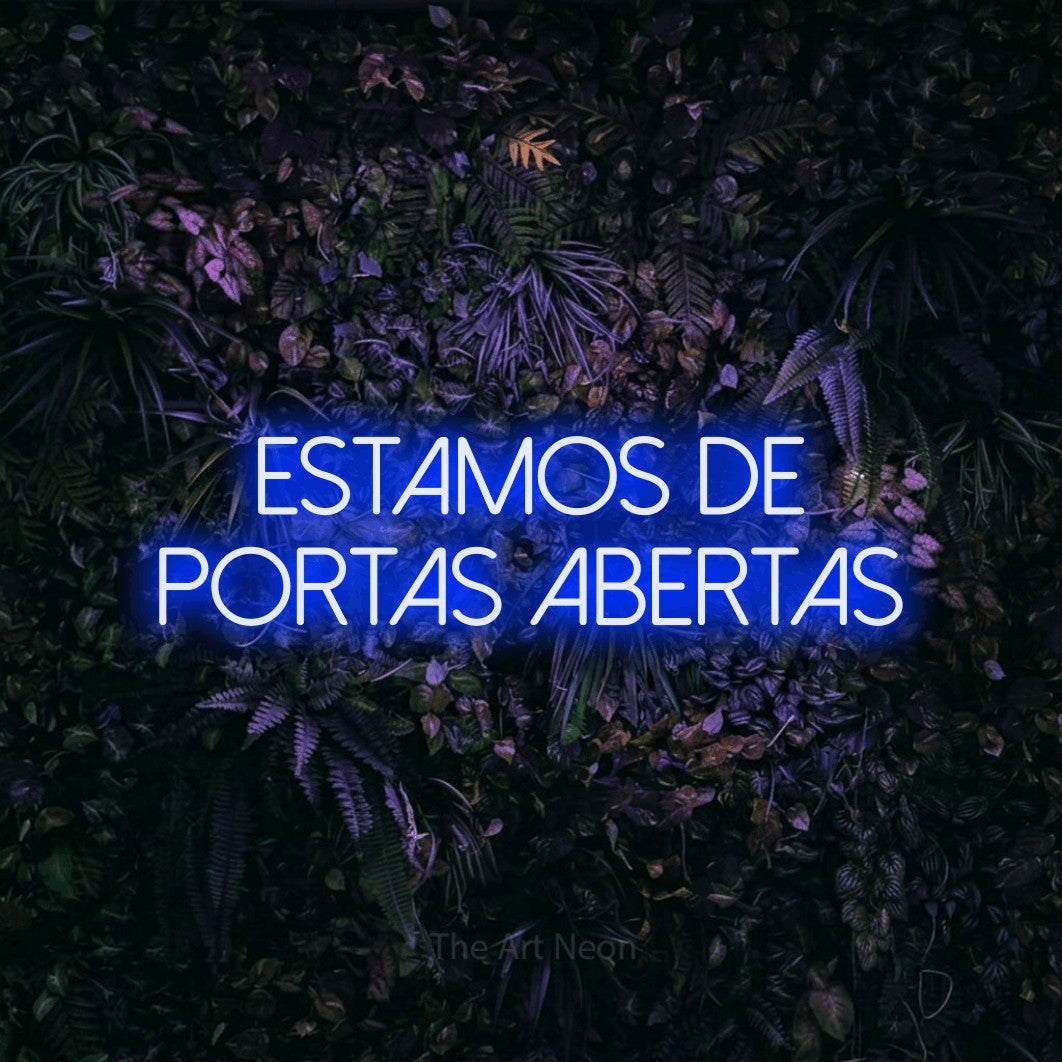 LED neon sign reading “ESTAMOS DE PORTAS ABERTAS”, arranged in 2 lines.