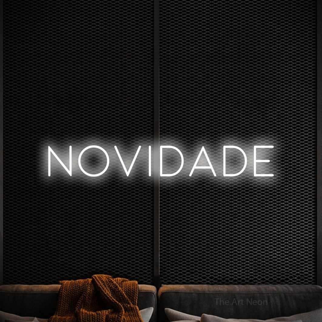 LED neon sign reading “novidade”, arranged in a single line.