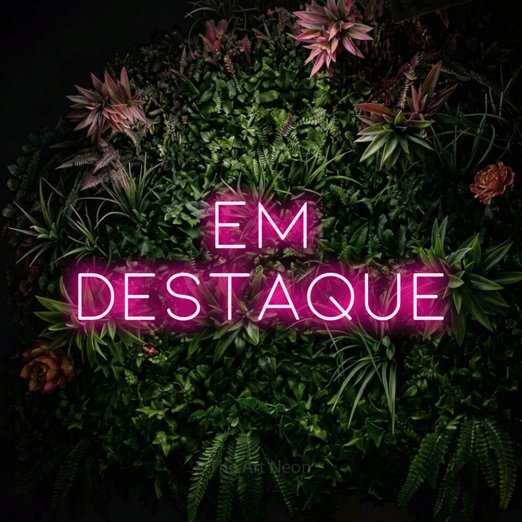 LED neon sign reading “Em destaque”, arranged in 2 lines.
