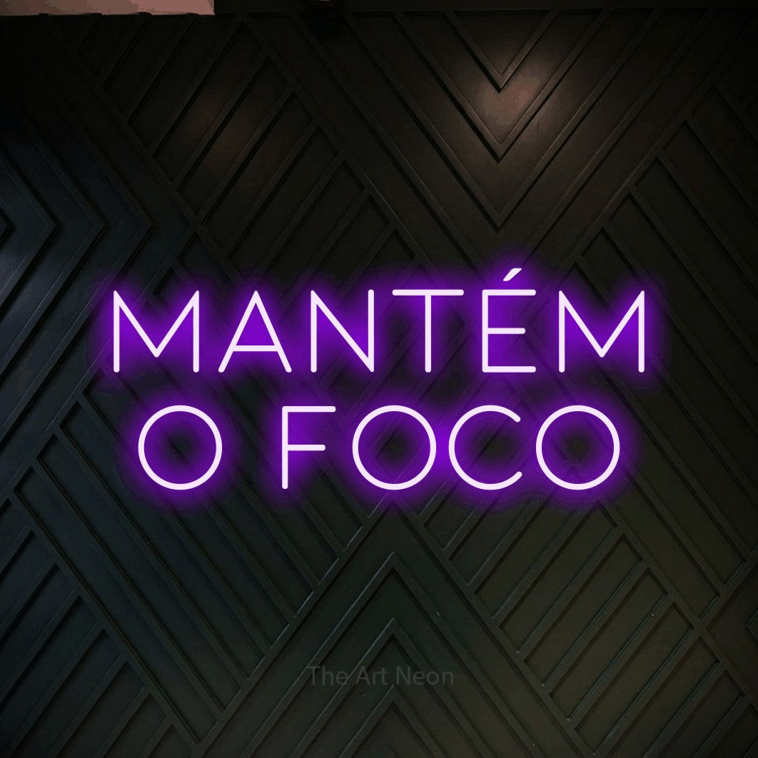 LED neon sign reading “MANTÉM O FOCO”, arranged in 2 lines.