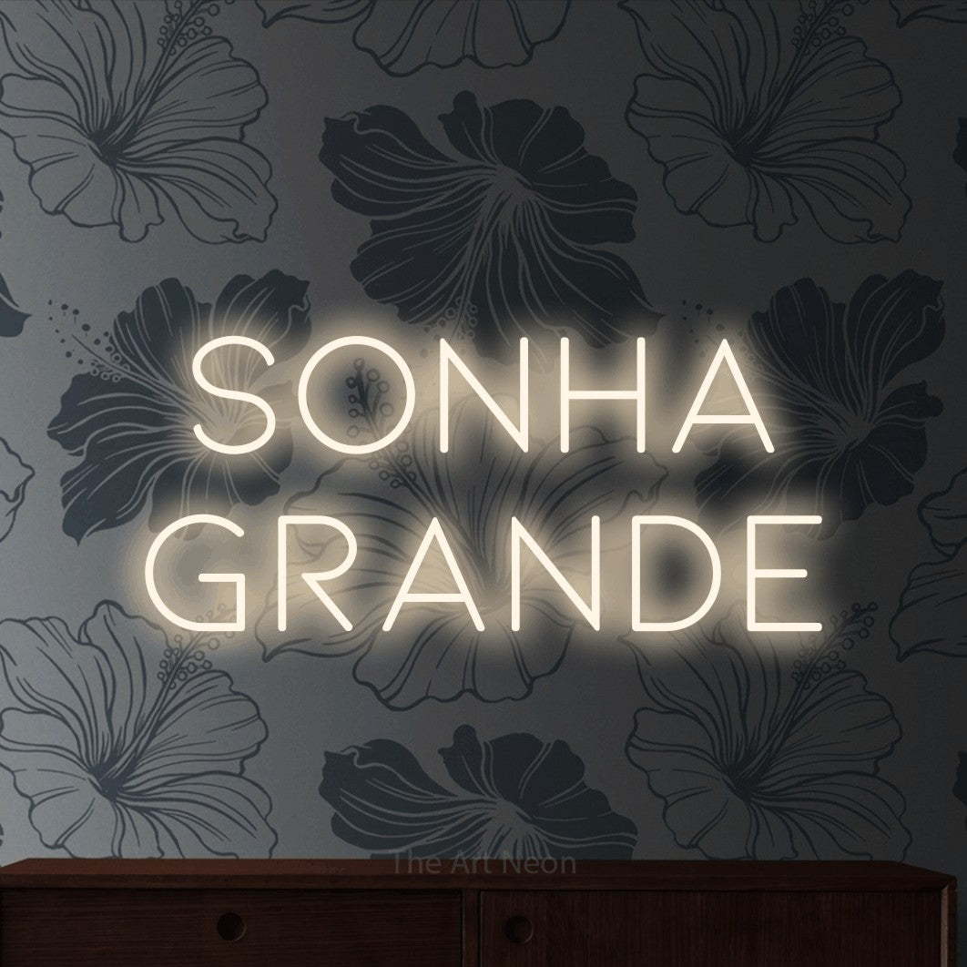 LED neon sign reading “Sonha Grande”, arranged in 2 lines.