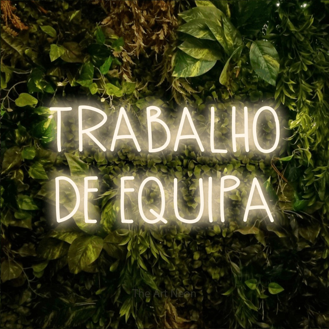 LED neon sign reading “TRABALHO DE EQUIPA”, arranged in 2 lines.