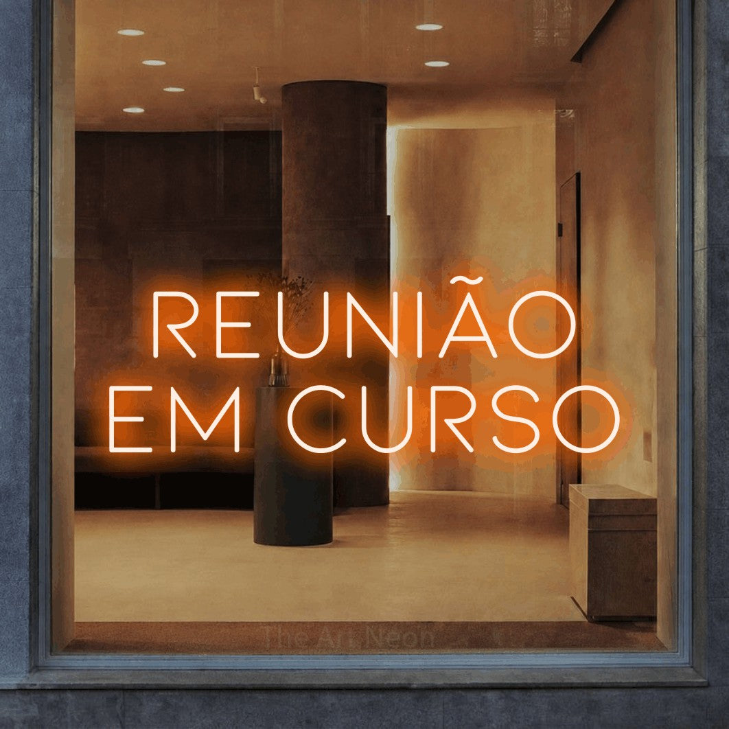 LED neon sign reading “reunião em curso”, arranged in 2 lines.