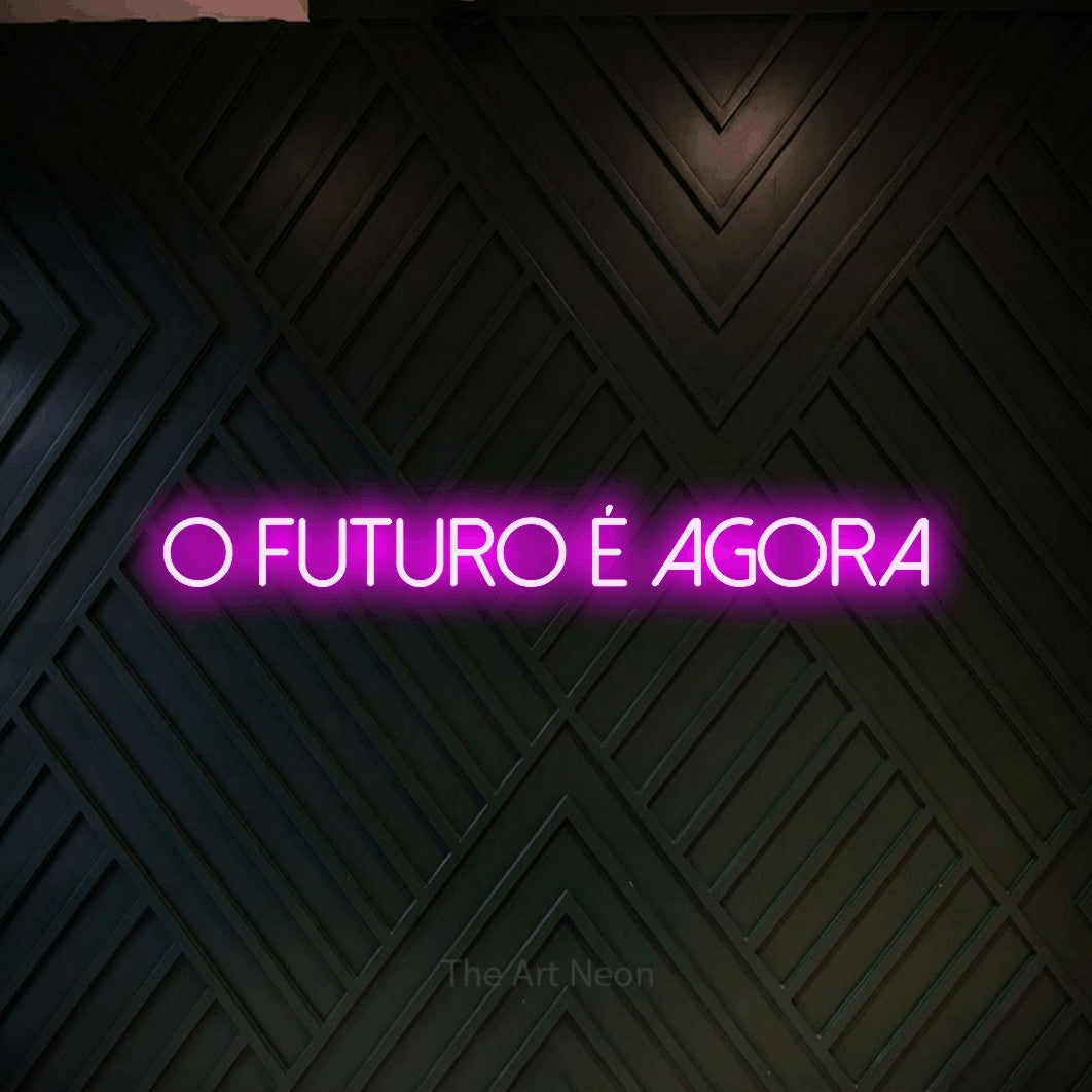 LED neon sign reading “o FUTURO é agora”, arranged in a single line.