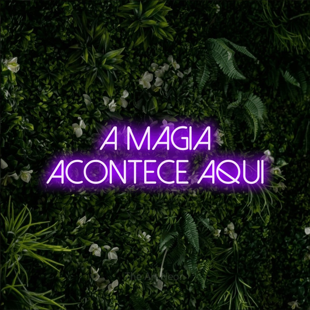 LED neon sign reading “A MAGIA ACONTECE AQUI”, arranged in 2 lines.