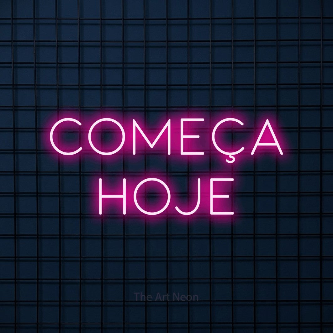 LED neon sign reading “começa hoje”, arranged in 2 lines.