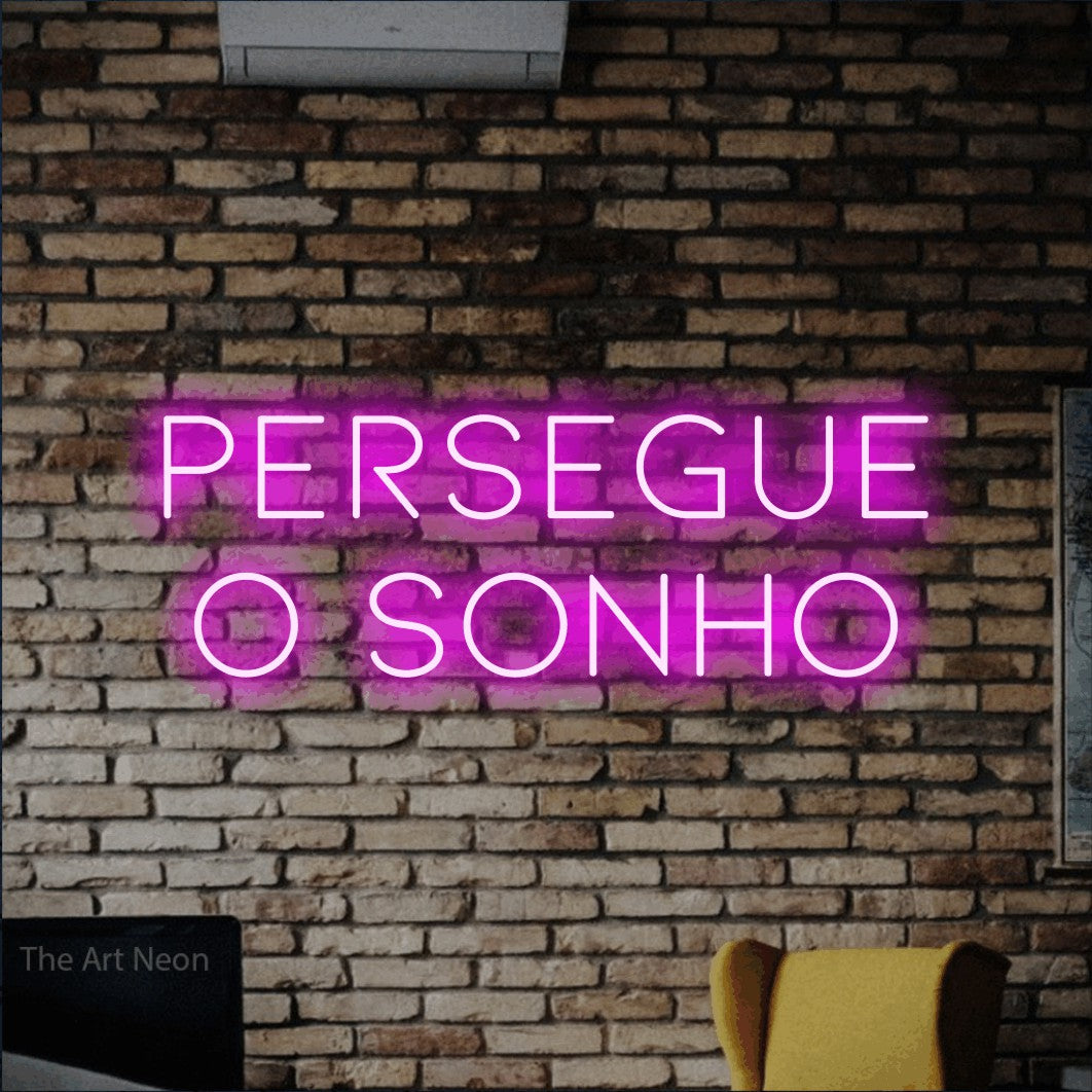 LED neon sign reading “persegue o sonho”, arranged in 2 lines.