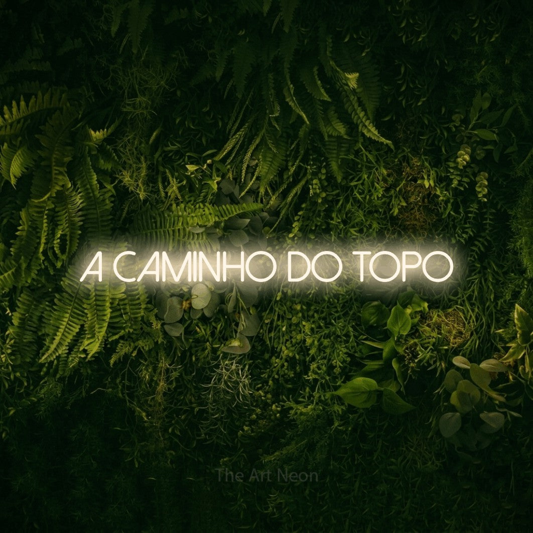LED neon sign reading “A Caminho do Topo”, arranged in a single line.