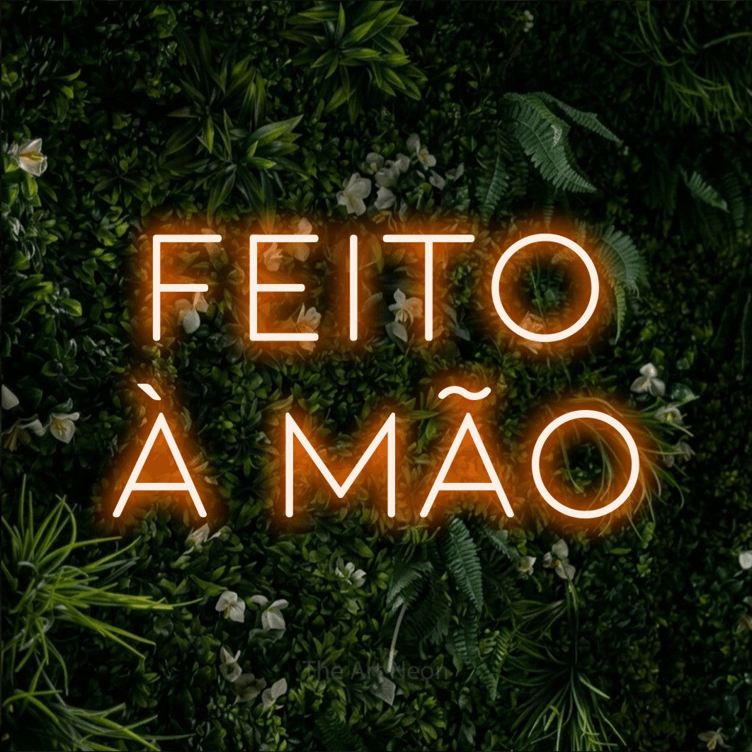 LED neon sign reading “FEITO À MÃO”, arranged in 2 lines.