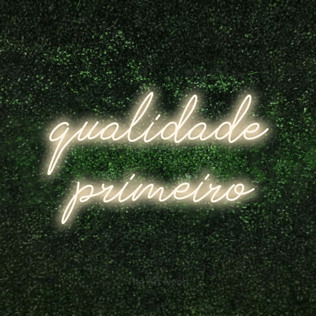 LED neon sign reading “qualidade primeiro”, arranged in 2 lines.