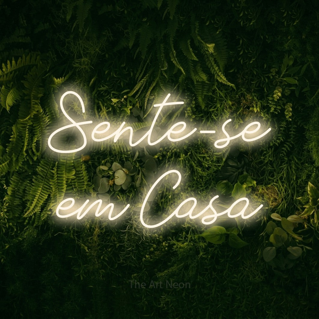LED neon sign reading “Sente-se em Casa”, arranged in 2 lines.