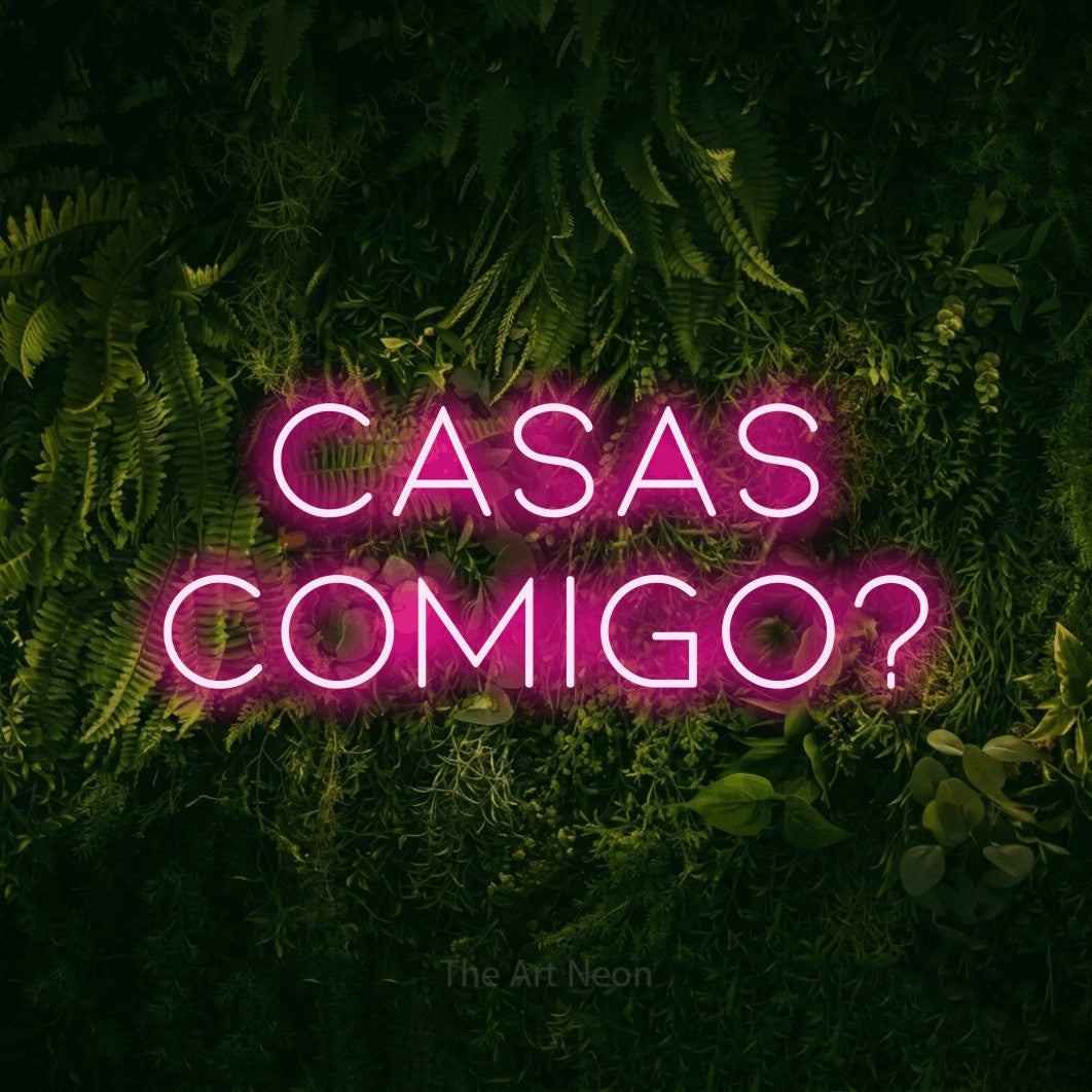 LED neon sign reading “Casas Comigo?”, arranged in 2 lines.