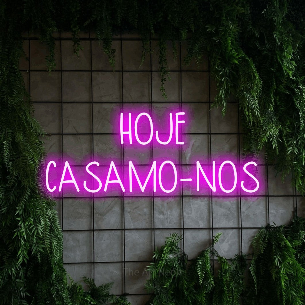 LED neon sign reading “HOJE CASAMO-NOS”, arranged in 2 lines.