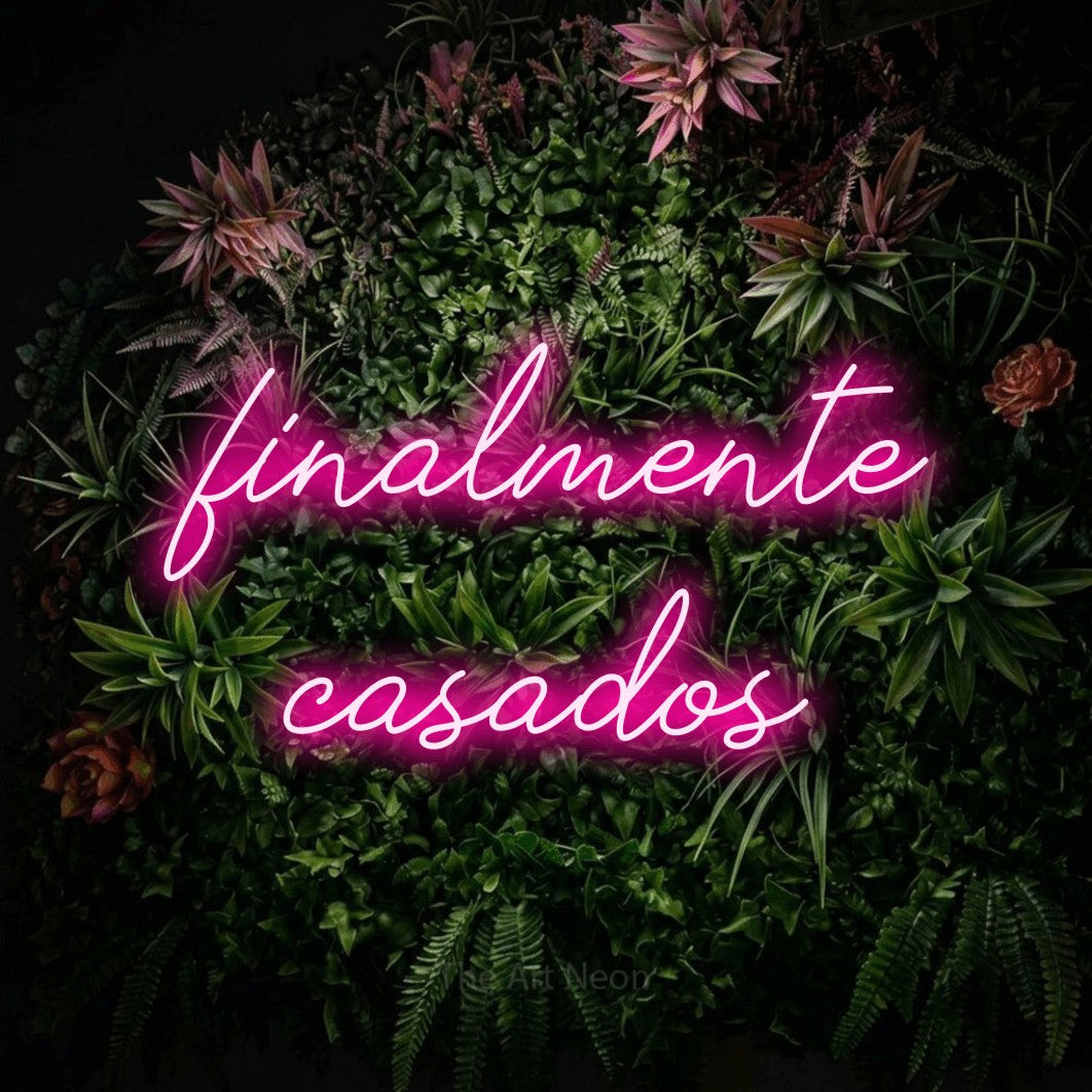 LED neon sign reading “finalmente casados”, arranged in 2 lines.