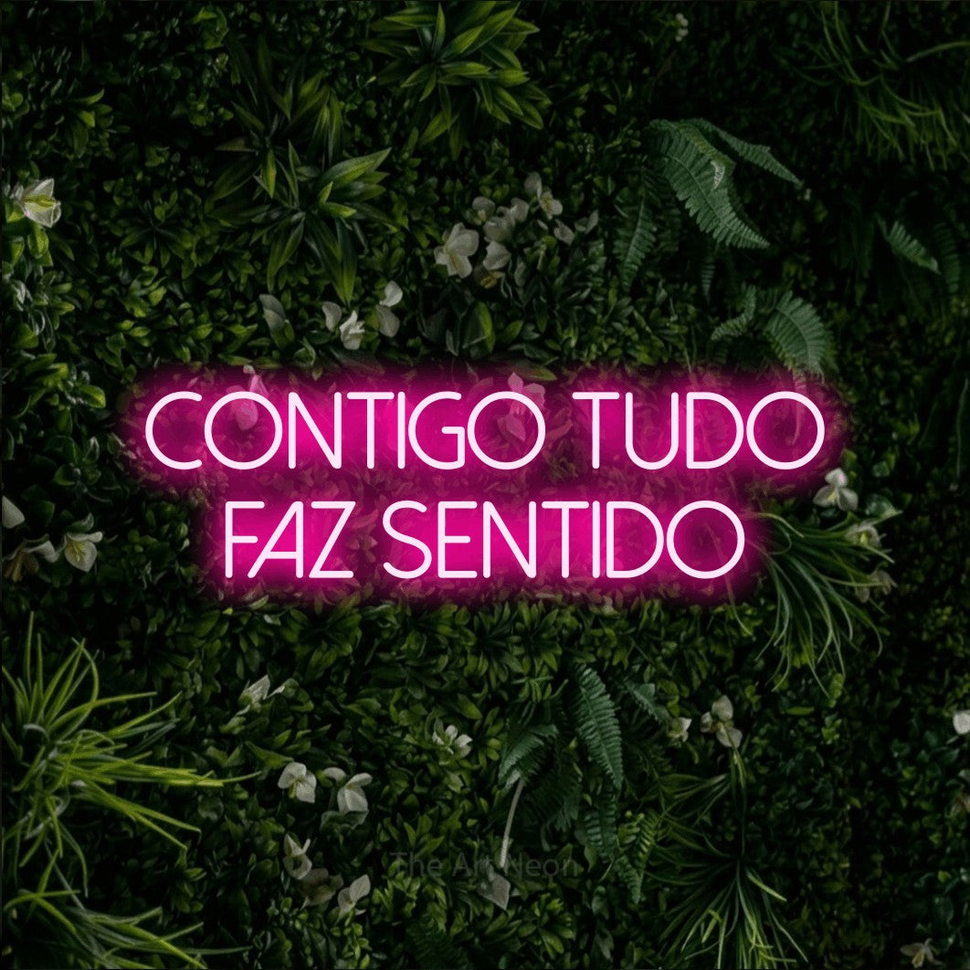 LED neon sign reading “CONTIGO tudo faz sentido”, arranged in 2 lines.