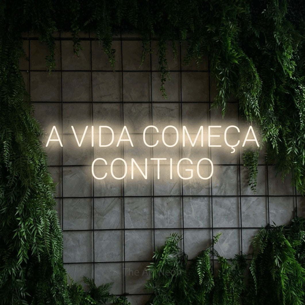 LED neon sign reading “A VIDA COMEÇA CONTIGO”, arranged in 2 lines.