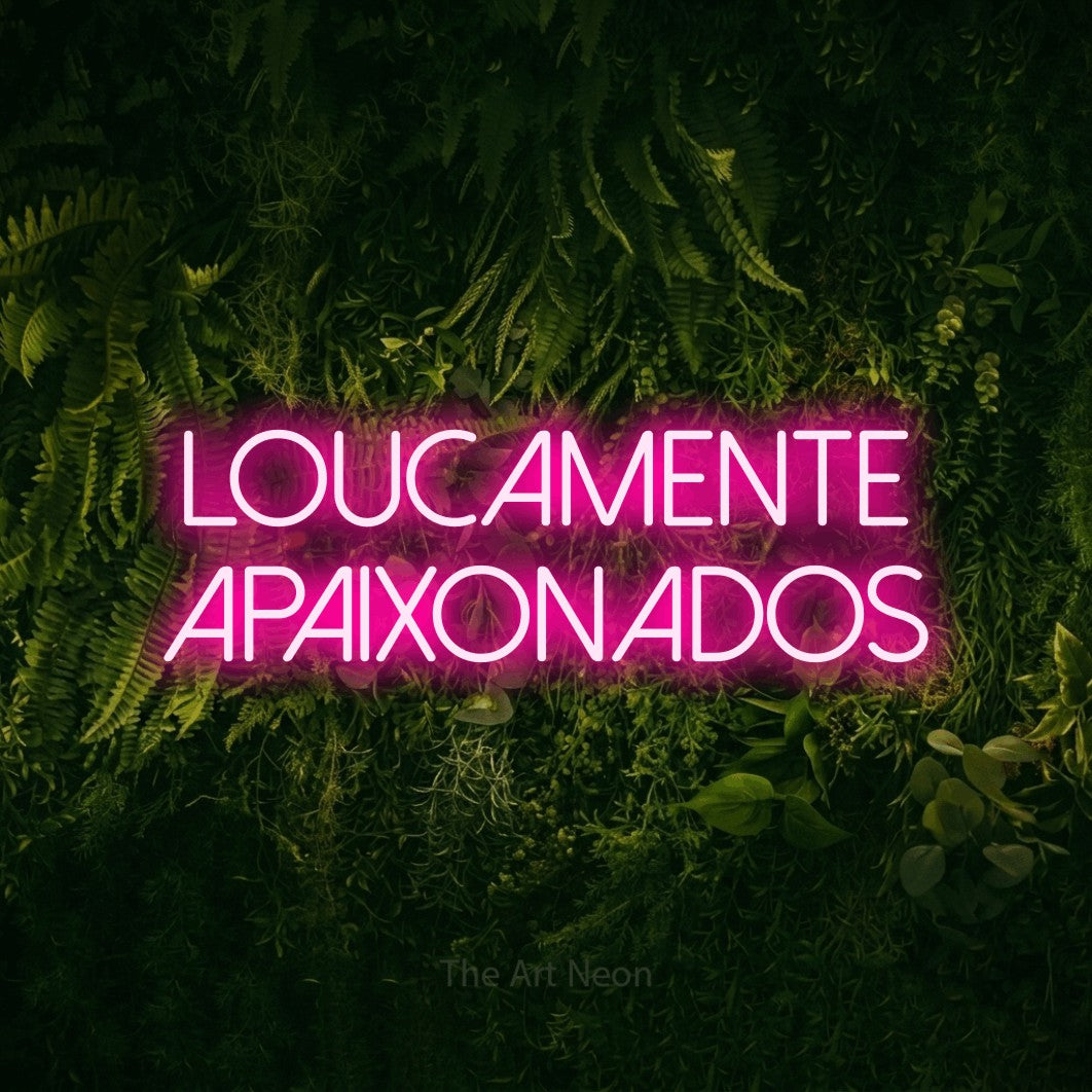 LED neon sign reading “loucamente apaixonados”, arranged in 2 lines.