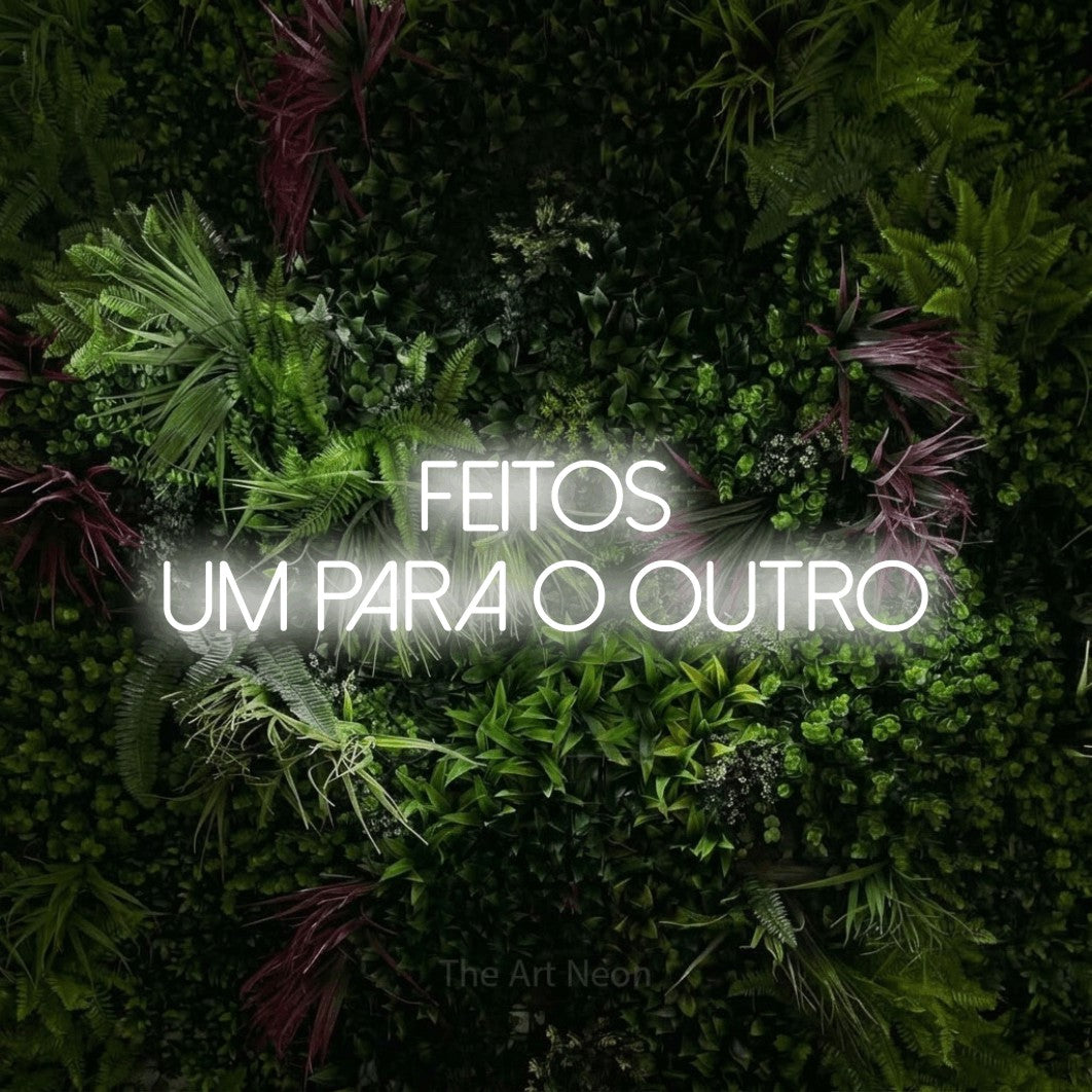 LED neon sign reading “FEITOS um para o outro”, arranged in 2 lines.