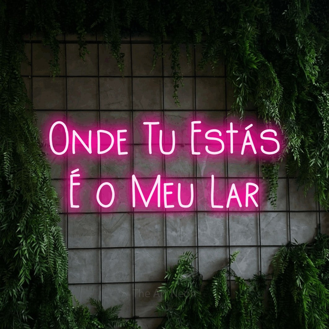 LED neon sign reading “Onde Tu Estás É o Meu Lar”, arranged in 2 lines.