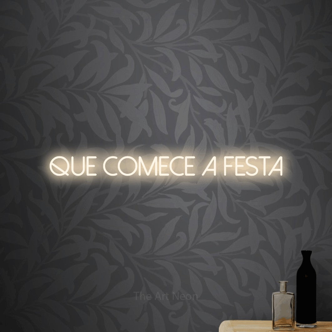 LED neon sign reading “Que Comece a Festa”, arranged in a single line.