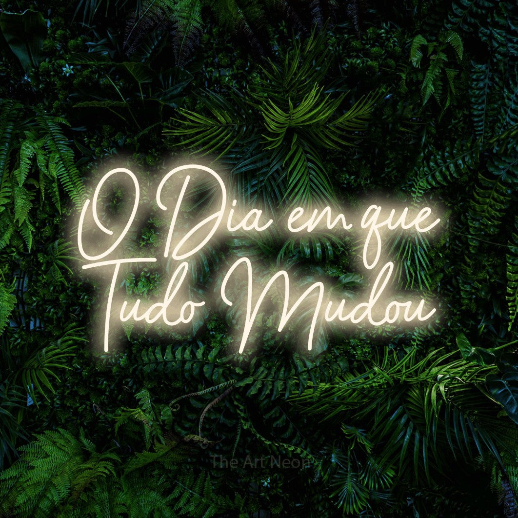 LED neon sign reading “O Dia em que Tudo Mudou”, arranged in 2 lines.