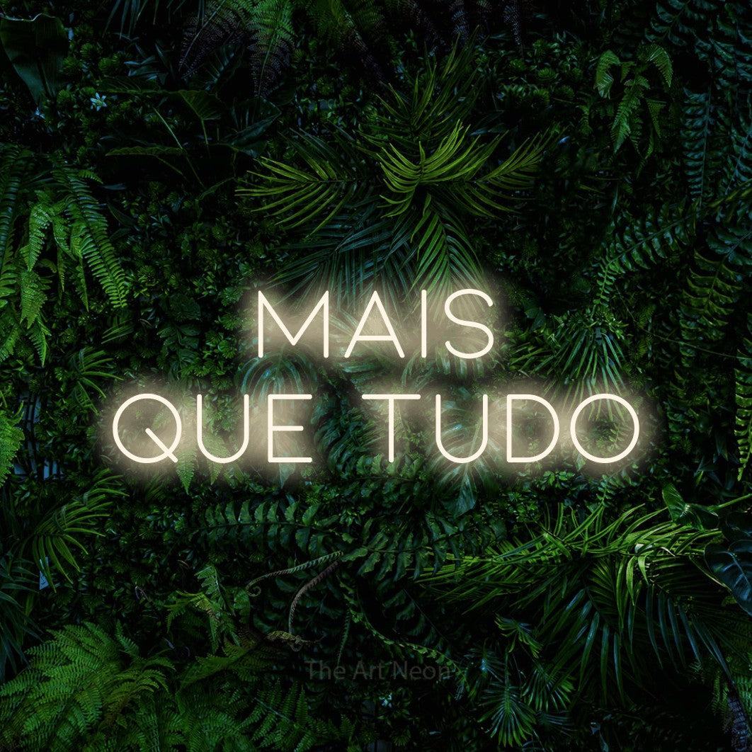 LED neon sign reading “mais que tudo”, arranged in 2 lines.