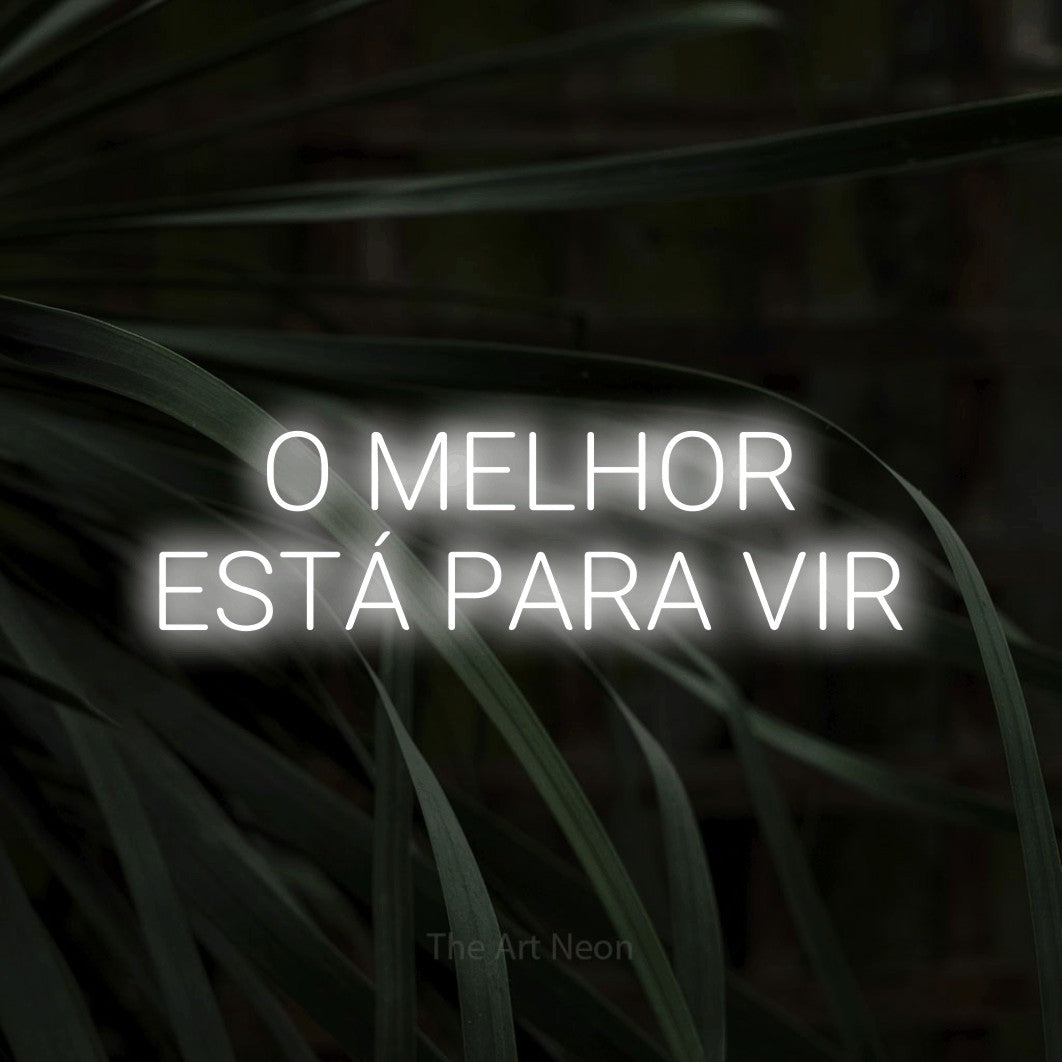 LED neon sign reading “O MELHOR ESTÁ PARA VIR”, arranged in 2 lines.