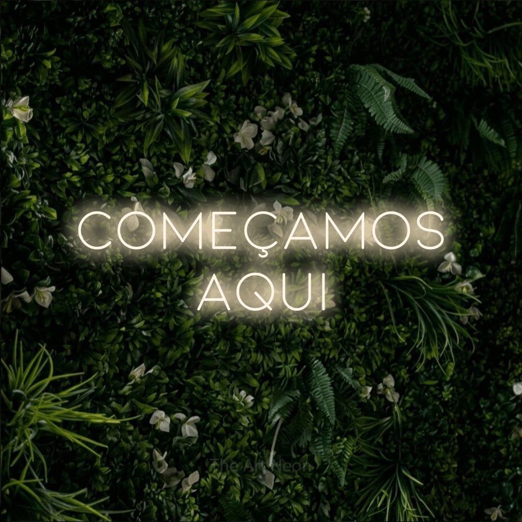LED neon sign reading “COMEÇAMOS aqui”, arranged in 2 lines.