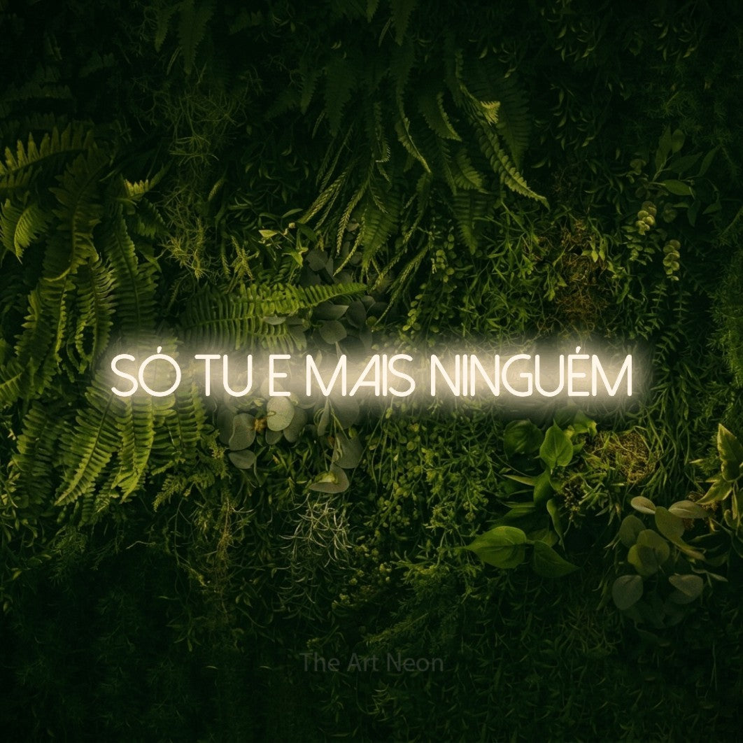 LED neon sign reading “SÓ TU E MAIS NINGUÉM”, arranged in a single line.