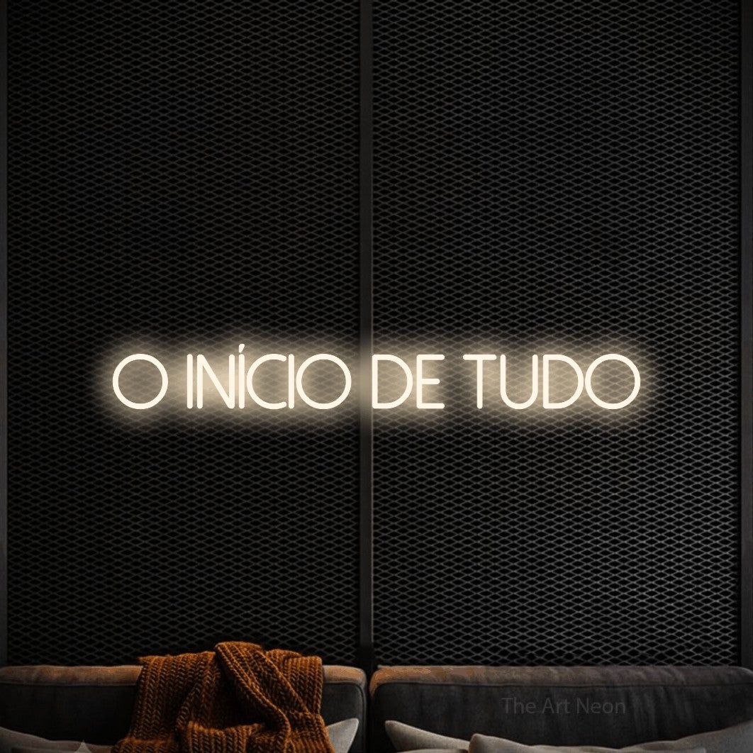 LED neon sign reading “O Início de Tudo”, arranged in a single line.