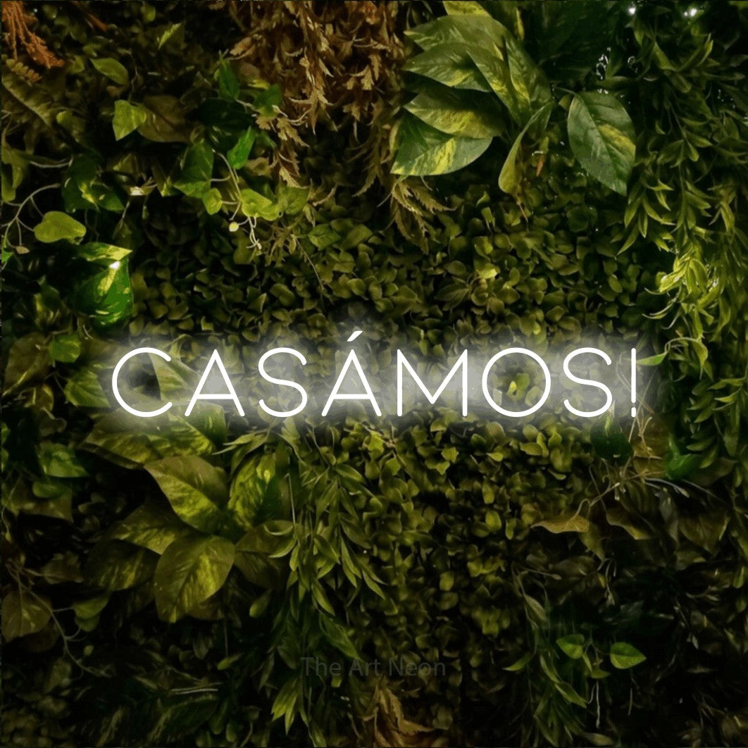 LED neon sign reading “Casámos!”, arranged in a single line.